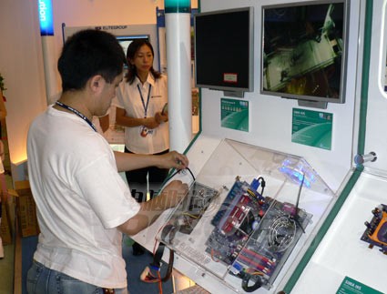 When we came to the ECS booth, some ECS people were still setting up the PF88 test system.