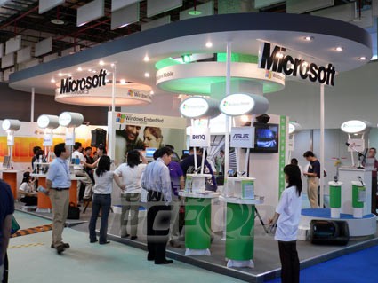 Although Computex is a hardware exhibition, software giant Microsoft had a little booth as well. Actually, it is so little that we might have almost missed it...