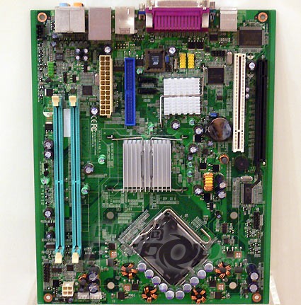 Foxconn showed us a PicoBTX motherboard. The layout makes sense, as the PCI slots can be used to insert a riser card, allowing the installation of a PCI add-on card at a 90° angle without interfering with the PCI Express slot.