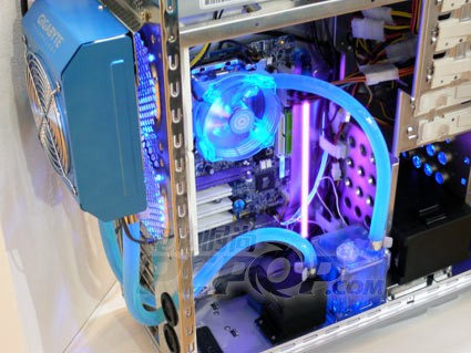 Last but not least, Gigabyte was showcasing its latest water cooling device in action.