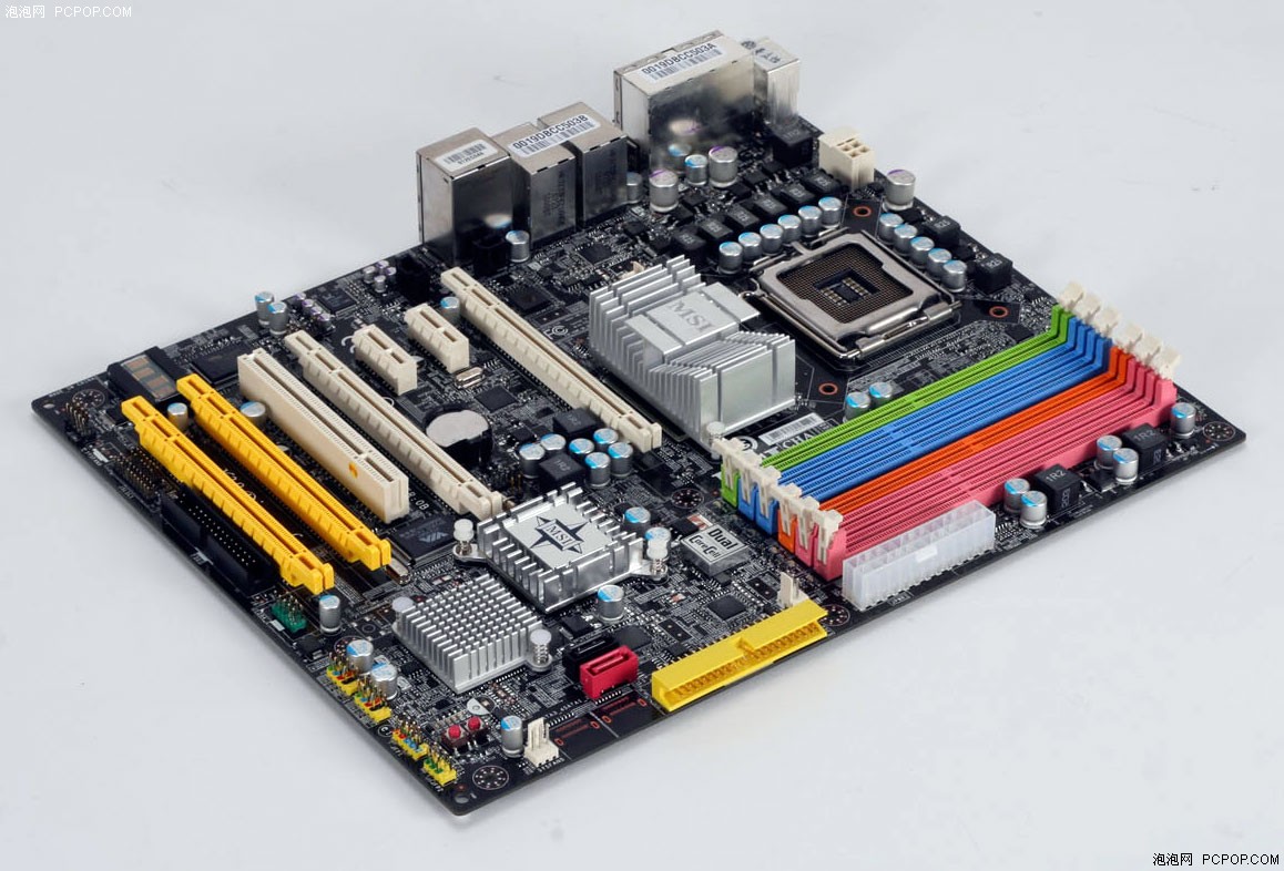 未来标准?微星x38主板有6个内存插槽
